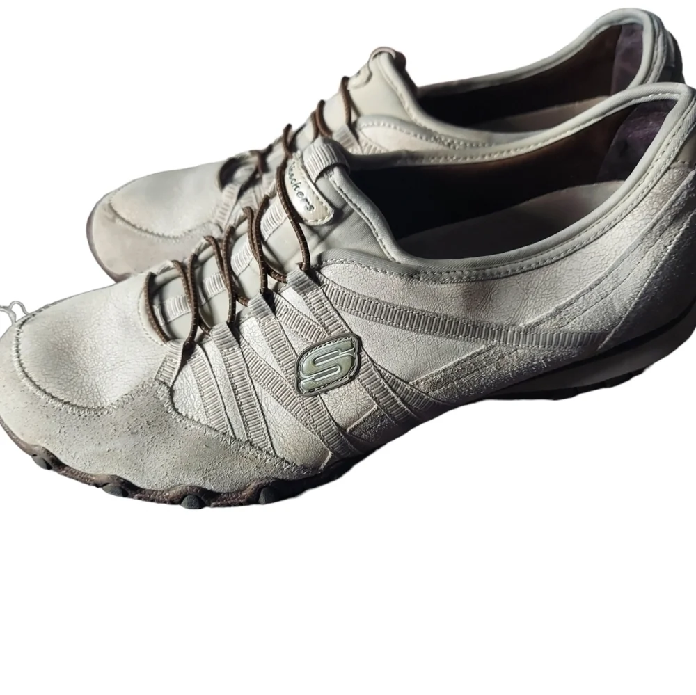 11 Skechers white‎ shoe